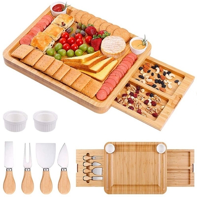 Tavola da taglio per cucina naturale di bambù con utensili